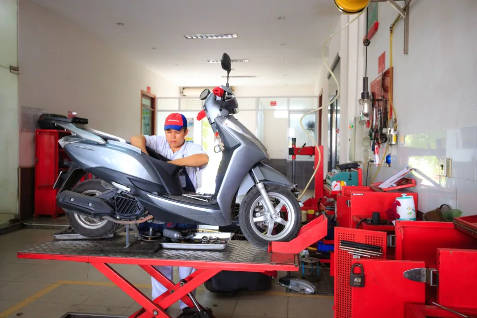 Sửa vết xước và móp cánh cửa bằng đồng sơn — trước