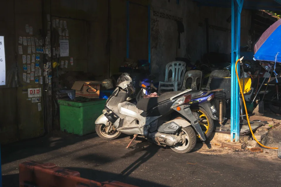 Rửa xe và dọn nội thất — xe sạch bụi, ghế thơm tho — trước